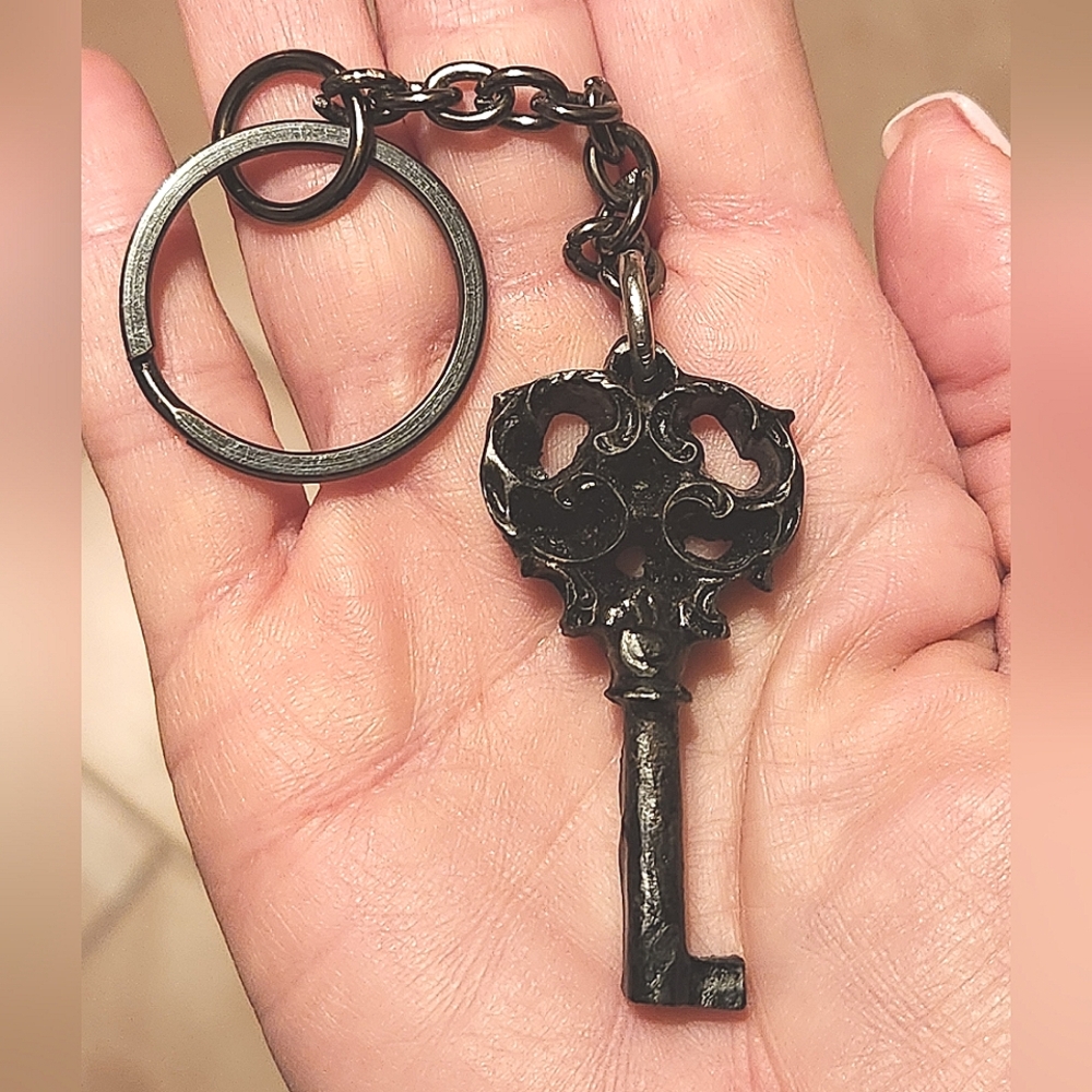 Hot Topic Steampunk Gothic Heart Key Keychain